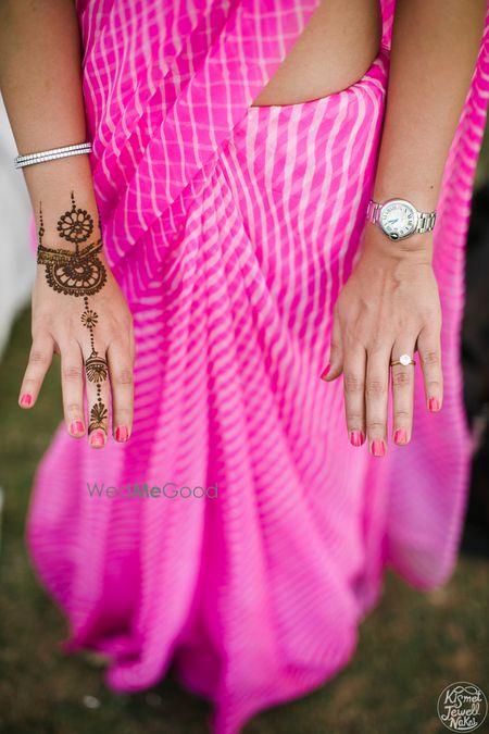 Photo of Minimal jewellery mehendi design for bridesmaid