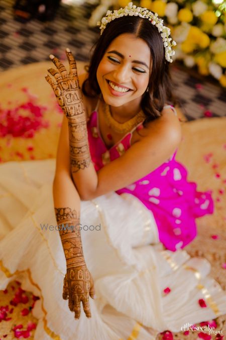 Photo of bride wearing pink on her mehendi