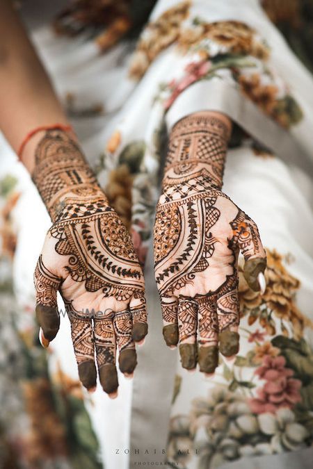 Photo of Minimal bridal mehendi design half and half