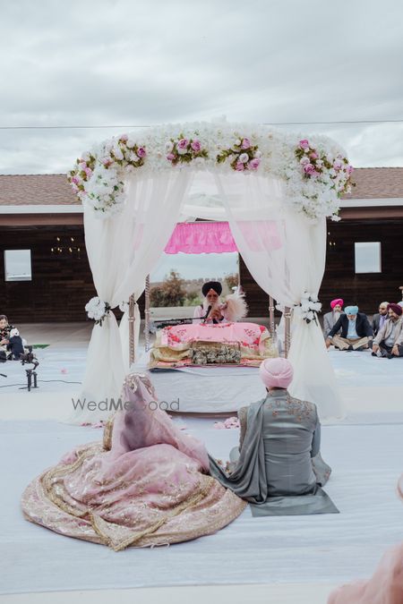 Photo of sikh couple on anand karaj