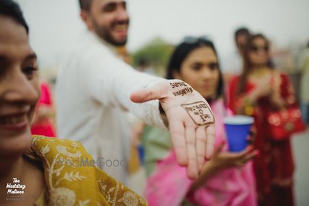 Photo of groom minimalist mehendi