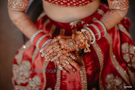 Photo of Bride in pretty haathphools