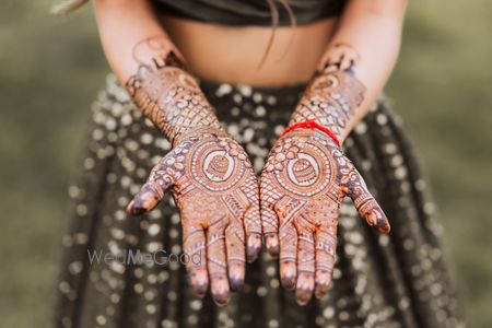 Photo of pretty and unique mehendi design with kaleere