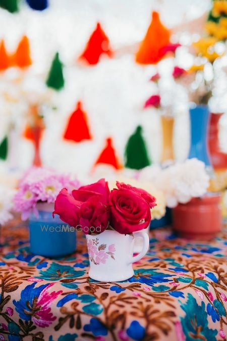 Photo of Mehendi decor idea with flowers in teacups