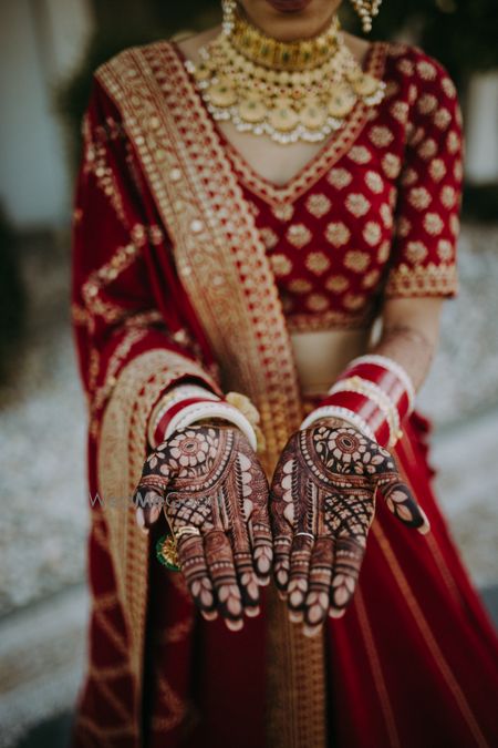 Photo of simple bridal mehendi design for minimal brides