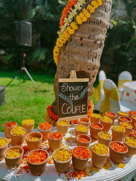 Photo of cute garland favours on mehendi