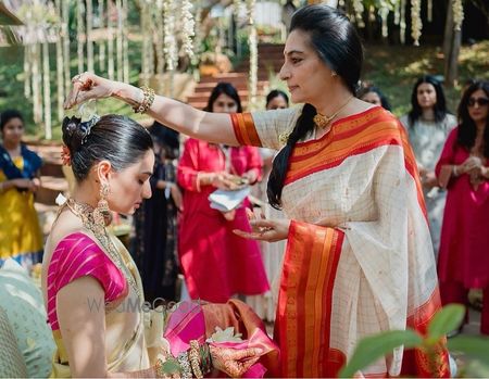 Photo of Athiya Shetty with her mother on Muhuratam day