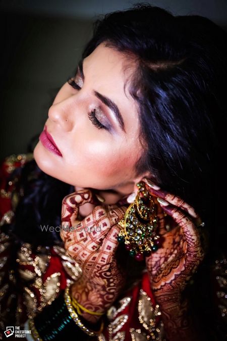 Photo of Bride with contoured cheeks wearing earrings