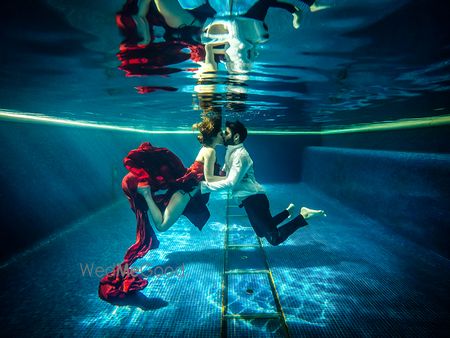 Photo of Couple underwater kissing shot