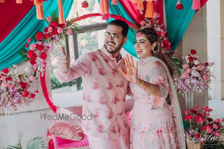 Photo of happy couple shot on mehendi with cute decor