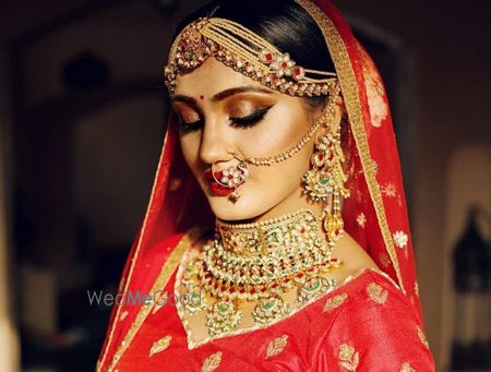 Photo of Unique multi-strand mathapatti with vintage choker for wedding