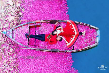 Photo of pre wedding in a boat