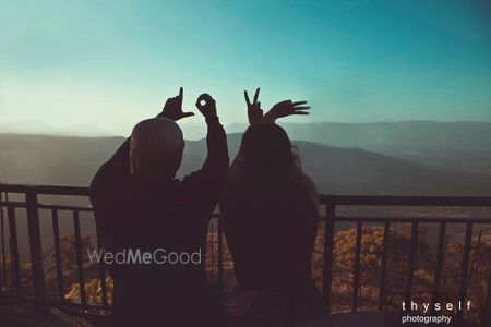 Photo of using love letters in the pre-wedding shoot in moutains