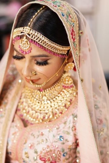 Photo of Beautiful floral lehenga with kundan jewellery set and pink beads