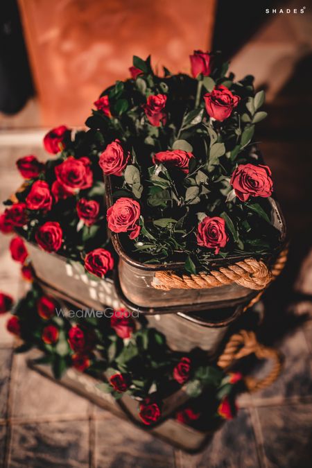 Photo of Engagement decor idea with roses in tins