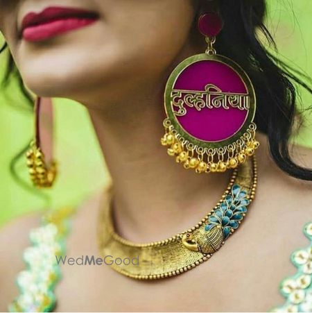 Photo of A bride flaunts her quirky dulhaniya earrings on her mehndi