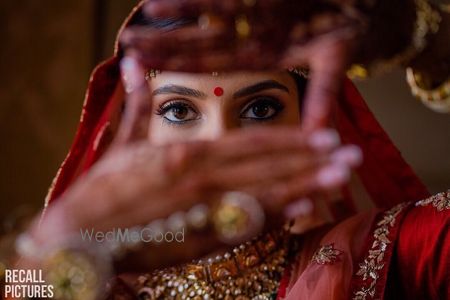 Photo of bridal pose idea for a close up shot