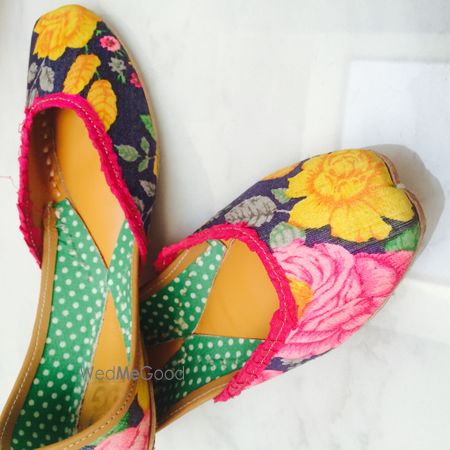 Photo of floral print flat juttis