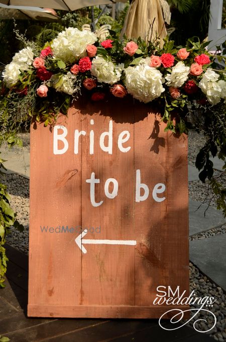 Photo of wooden plank with roses