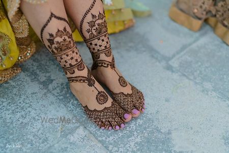 Photo of Modern and minimalistic feet mehndi design