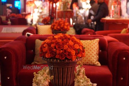 Photo of Wooden centrepiece with red roses