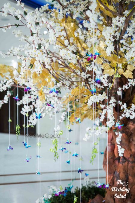 Photo of Handing floral strings decor in blue and white