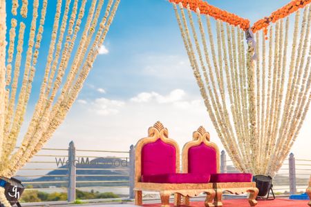 Photo of Hilly wedding mandap with natural backdrop