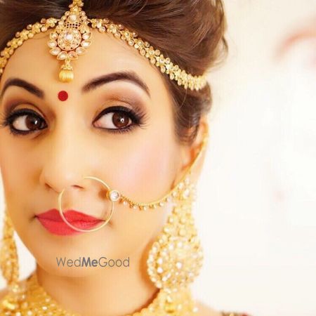 Photo of Gold Polki Bridal Jewellery with Mathapatti and Nath