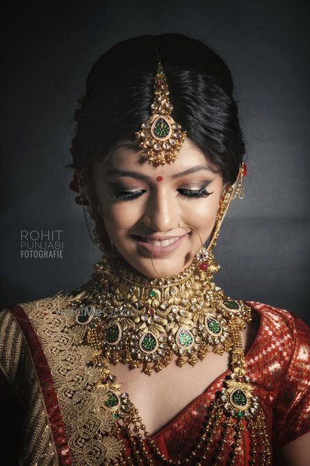 Photo of Unique necklace and mathapatti with green stones