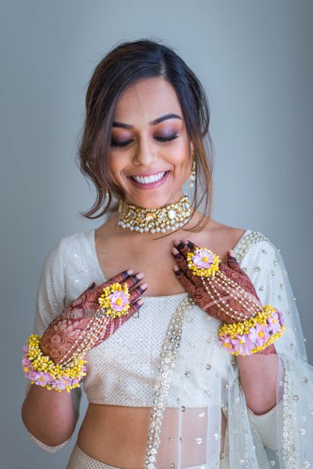 Photo of Mehendi haathphool in yellow and pink