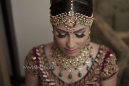 Photo of Stunning red and gold mathapatti for wedding