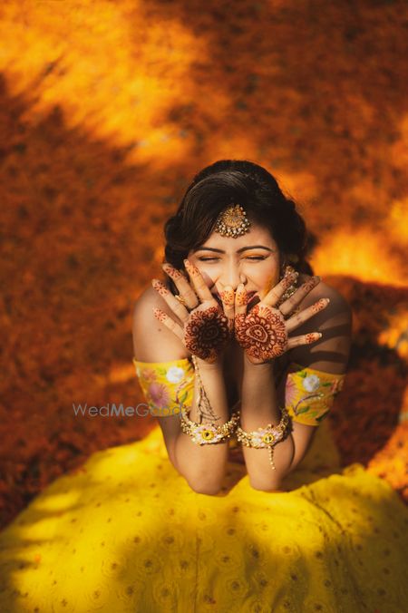 Photo of Cute bridal portrait on mehendi or haldi