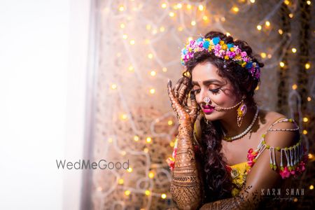 Photo of Unique mehendi jewellery with floral wreath