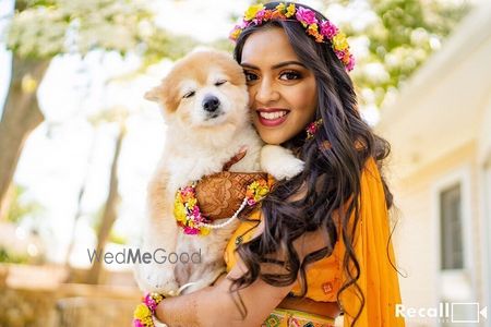 Photo of A bride posing with her dog on her mehndi ceremony