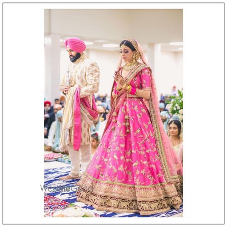 Photo of  A beautiful portrait of bride and groom in gurudwara .