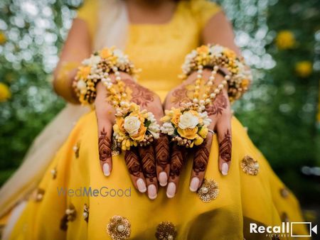 Photo of Pretty yellow and white haathphool