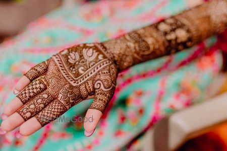 Photo of pretty border mehendi design with lotus motifs